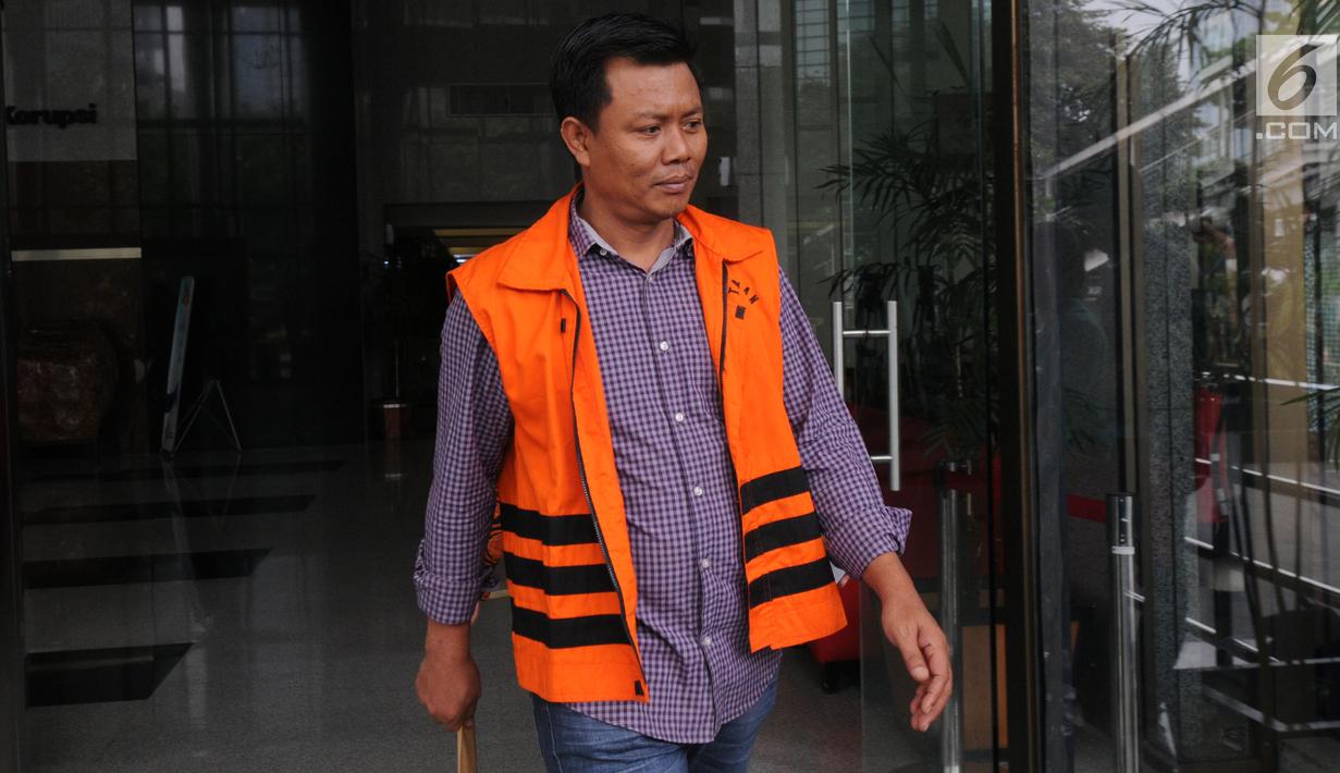 Tersangka mantan anggota DPRD Sumut, Muslim Simbolon keluar gedung KPK usai menandatangani berkas perpanjangan penahanan, Jakarta (1/10). Muslim Simbolon ditangkap terkait kasus Pengesahan Perubahan APBD 2013, 2014 dan 2015. (Merdeka.com/Dwi Narwoko)