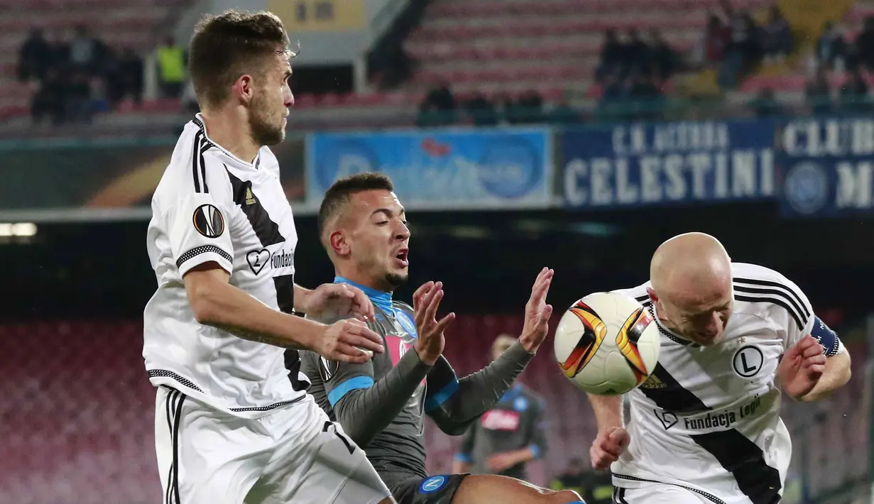 Pemain Napoli, Omar El Kaddouri (tengah) berebut bola dengan para pemain Legia Warsaw  pada lanjutan  UEFA Europa League di Stadion San Paolo, Naples, Jumat (11/12/2015) dini hari WIB. (AFP Photo/Carlo Hermann)