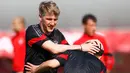Gelandang Bayern Muenchen, Bastian Schweinsteiger (kiri) saat melakukan sesi latihan di Allianz Arena, Munich, Jerman (11/5/2015). Bayern Muenchen akan menantang Barcelona di leg kedua semifinal Liga Champions. (Reuters/Michaela Rehle)
