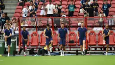 Para pemain Tottenham Hotspur melakukan pemanasan selama sesi latihan tim di Singapura  (19/7/2019). Tottenham akan bertanding melawan Juventus pada International Champions Cup 2019 di National Stadium, Singapura. (AFP Photo/Roslan Rahman)