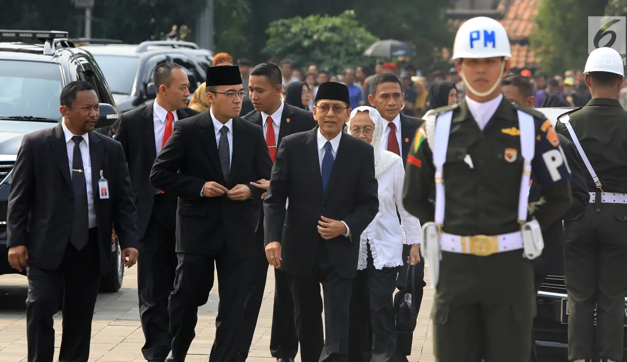 Wakil Presiden periode 2009-2014 Boediono menghadiri pemakaman istri presiden ke-6 RI Susilo Bambang Yudhoyono (SBY), Ani Yudhoyono di Taman Makam Pahlawan (TMP) Kalibata, Jakarta, Minggu (2/6/2019). (Liputan6.com/JohanTallo)