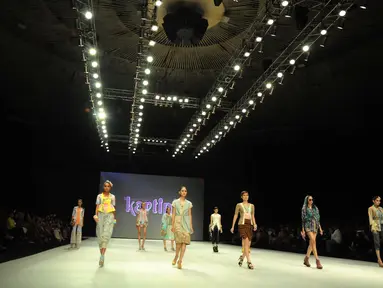 Indonesia Fashion Week (IFW) 2014 kembali menggelar  penampilkan rancangan anak muda kebaya modern dan dinamis dalam Lomba Rancang Kebaya 2014 Majalah Kartini di Jakarta Convention Center, Jakarta, Sabtu (22/2/2014) (Liputan6.com/Rini Suhartini).