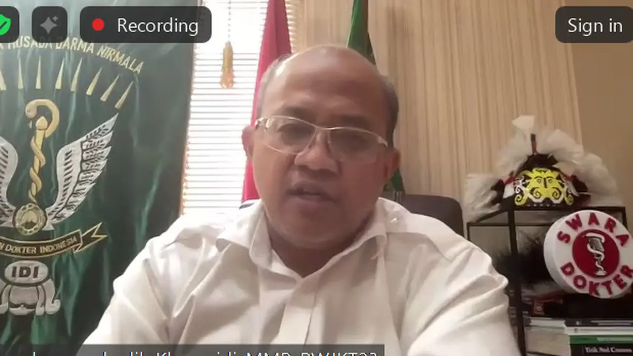 Ketua Umum PB IDI Mohammad Adib bicara soal pemecatan Dekan FK Unair. (Foto: Tangkapan Layar Media Briefing soal Dokter Asing pada 9 Juli 2024).