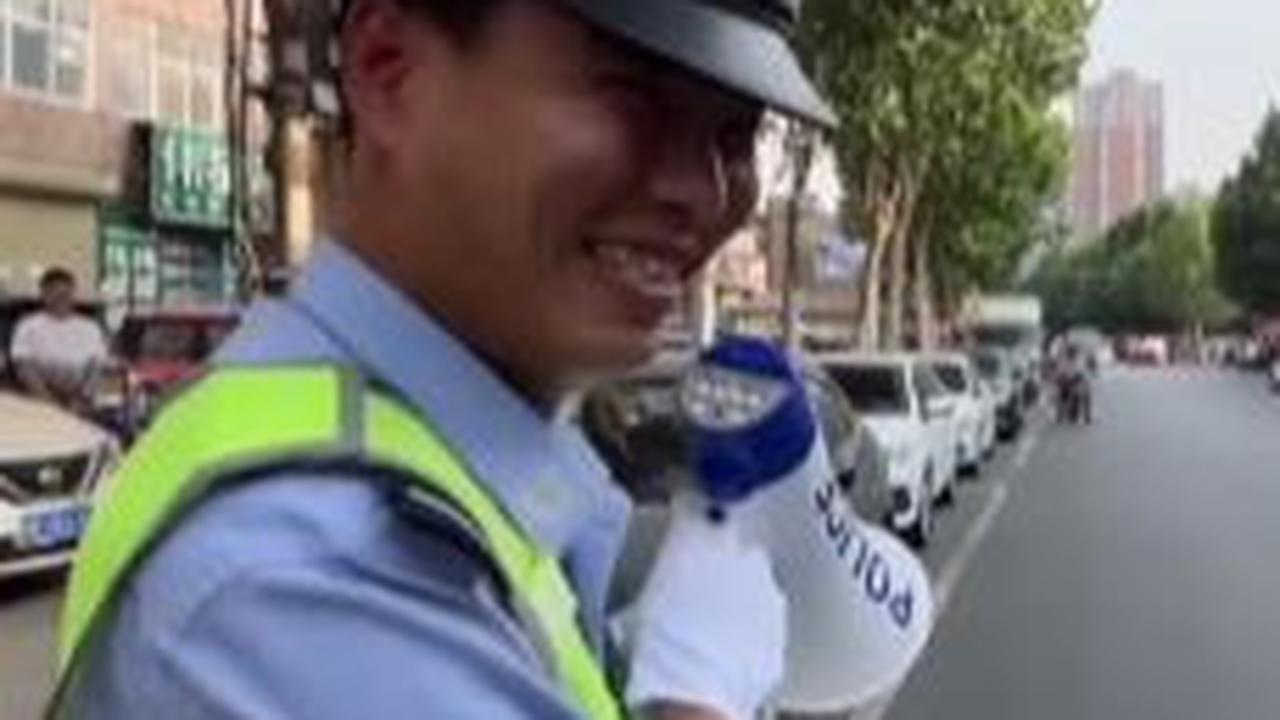 "Kami tidak akan memberi hukuman. Jika ada kesulitan, bapak bisa bertanya pada Polantas ke depannya," terang salah satu polisi.