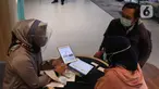 Nasabah memanfaatkan layanan digital bank melalui layanan Mandiri Syariah Mobile di Jakarta, Rabu (8/7/2020). Hingga Juni 2020, Mandiri Syariah mencatatkan pengguna layanan Mandiri Syariah Mobile sejumlah 1,3 jt user naik lebih dari 45% dari tahun sebelumnya. (Liputan6.com/Angga Yuniar)