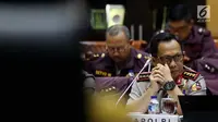 Kapolri Jenderal Tito Karnavian menghadiri Rapat Kerja dengan Komisi III DPR RI, Jakarta, Senin (17/7). Rapat t membahas mengenai isu terkini di antaranya penemuan sabu 1 ton di Serang, pembacokan ahli IT Hermansyah. (Liputan6.com/Johan Tallo)