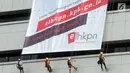 Aktivis membentangkan spanduk raksasa di gedung C Komisi Pemberantasan Korupsi (KPK) di Jakarta, Senin (26/3). Spanduk itu juga memberi informasi untuk melaporkan harta kekayaan lewat elhkpn.kpk.go.id. (Merdeka.com/Dwi Narwoko)