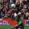 Pemain Sassuolo, Armand Lauriente, (depan) berebut bola dengan pemain Milan, Fikayo Tomori, dalam pertandingan sepak bola Serie A Italia antara Sassuolo dan Milan di Reggio Emilia, Italia, Minggu, 3 Mei 2026. (Gianni Santandrea/LaPresse via AP)