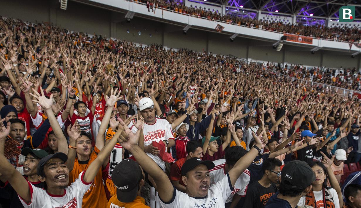 Suporter Persija Jakarta, The Jakmania, memberikan dukungan saat melawan Johor Darul Ta'zim pada laga Piala AFC di SUGBK, Jakarta, Selasa (10/4/2018). Persija menang 4-0 atas JDT. (Bola.com/Vitalis Yogi Trisna)