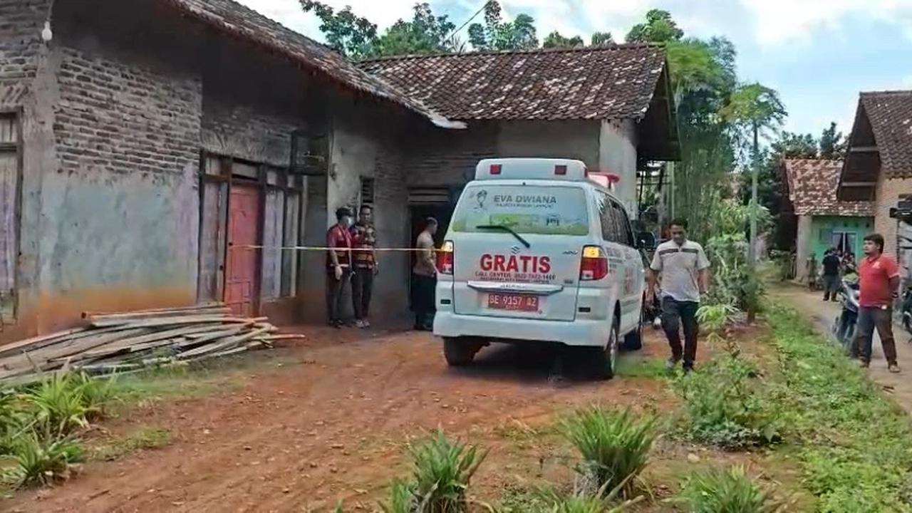 Seorang kakek tewas usai digorok oleh anak kandungnya sendiri di dalam rumahnya di Kelurahan Rajabasa Jaya, Kecamatan Rajabasa, Bandar Lampung, Lampung, Jumat (21/11).