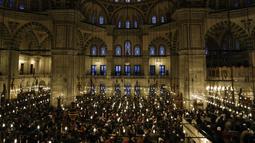 Umat Muslim melaksanakan salat Idul Fitri, menandai berakhirnya bulan suci Ramadhan di masjid Fatih di Istanbul, Turki, Jumat, 21 April 2023. (AP Photo/Khalil Hamra)
