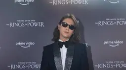 Seperti Chicco Jerikho, Iqbaal Ramadhan juga menjadi salah satu tamu undangan gala premier Lord of The Rings: The Rings of Power. Ia mengenakan kacamata hitam, jas dan celana hitam dipadu kemeja putih dan dasi kupu-kupu. (Foto: Prime Video)