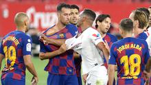 Gelandang Barcelona, Sergio Busquets, bersitegang dengan gelandang Sevilla, Fernando, dalam laga lanjutan La Liga Spanyol, Sabtu (20/6/2020) dini hari WIB. Barcelona bermain imbang 0-0 atas Sevilla. (AFP/Cristina Quicler)