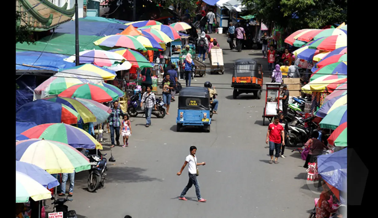 Pedagang kaki lima (PKL) yang berada di pinggir jalan membuat kawasan Pasar Asemka menjadi tidak teratur, Jakarta, Jumat (6/2/2015). (Liputan6.com/Faizal Fanani)