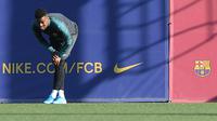 Bek Barcelona, Nelson Semedo melakukan pemanasan saat mengikuti latihan tim di Joan Gamper Sports City di Sant Joan Despi (9/12/2019). Barcelona akan bertanding melawan wakil Italia, Inter Milan pada Grup F Liga Champions. (AFP/Josep Lago)