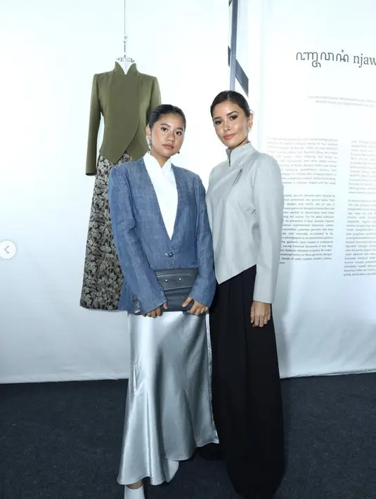 Titi mengenakan kebaya janggan bernuansa abu-abu. Ia menghadirkan kesan yang begitu maskulin dalam kebayanya. [Foto: Instagram/ Titi Radjo]