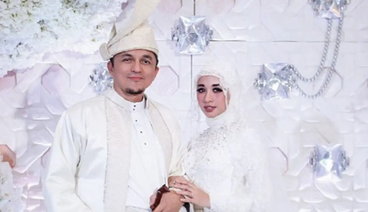 Setelah mengalami kegagalan dalam urusan cintanya dengan beberapa orang pria, akhirnya Laudya Cynthia Bella menemukan pasangan hidupnya. Di bulan September lalu, Bella resmi dinikahi pria Malaysia, Engku Emran. (Instagram/laudyacynthiabella)