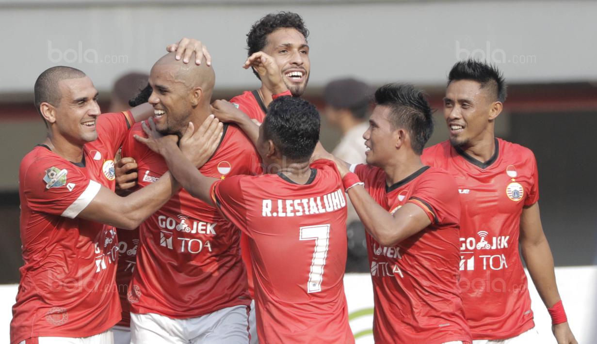 Striker Baru Persija, Reinaldo, melakukan selebrasi usai mencetak gol ke gawang Persiba pada laga Liga 1 di Stadion Patriot, Bekasi, Jumat  (12/8/2017). Persija menang 2-0 atas Persiba. (Bola.com/M Iqbal Ichsan)