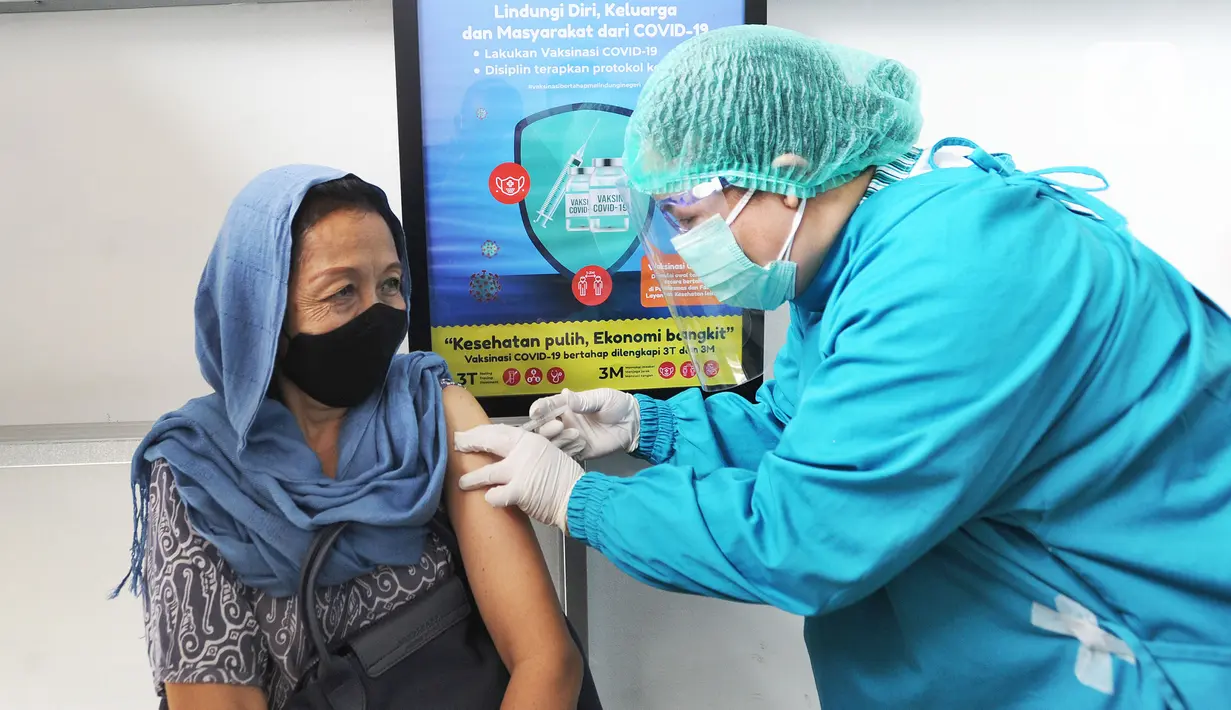 Petugas menyuntikkan vaksin COVID-19 Sinovac kepada tenaga kesehatan berusia lanjut di Puskesmas Kecamatan Jagakarsa, Jakarta, Kamis (11/2/2021). Sekitar 11 ribu nakes lansia yang berusia di atas 60 tahun saat ini menjadi prioritas penerima vaksin covid-19. (merdeka.com/Arie Basuki)