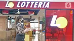 Seorang perempuan melintas di depan gerai makanan cepat saji asal Korea, Lotteria di Kawasan Fatmawati, Jakarta, Satu (20/6/2020). Setelah 9 tahun, Lotteria mengumumkan akan menutup semua gerainya di Indonesia secara permanen per tanggal 29 Juni 2020. (Liputan6.com/Herman Zakharia)