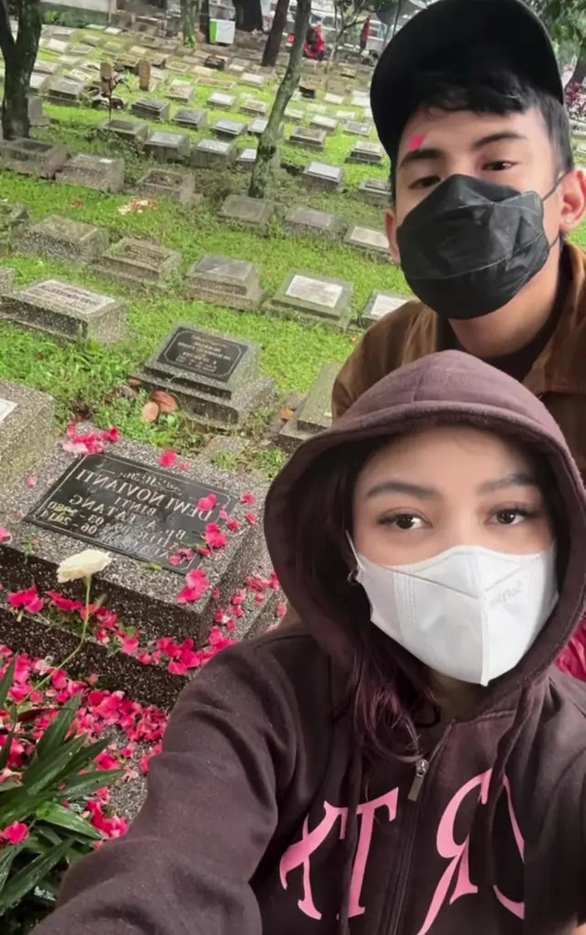 7 Potret Regina Phoenix Ajak Okin ke Makam Ibu, Jadi Orang Pertama Bukan dari Keluarga