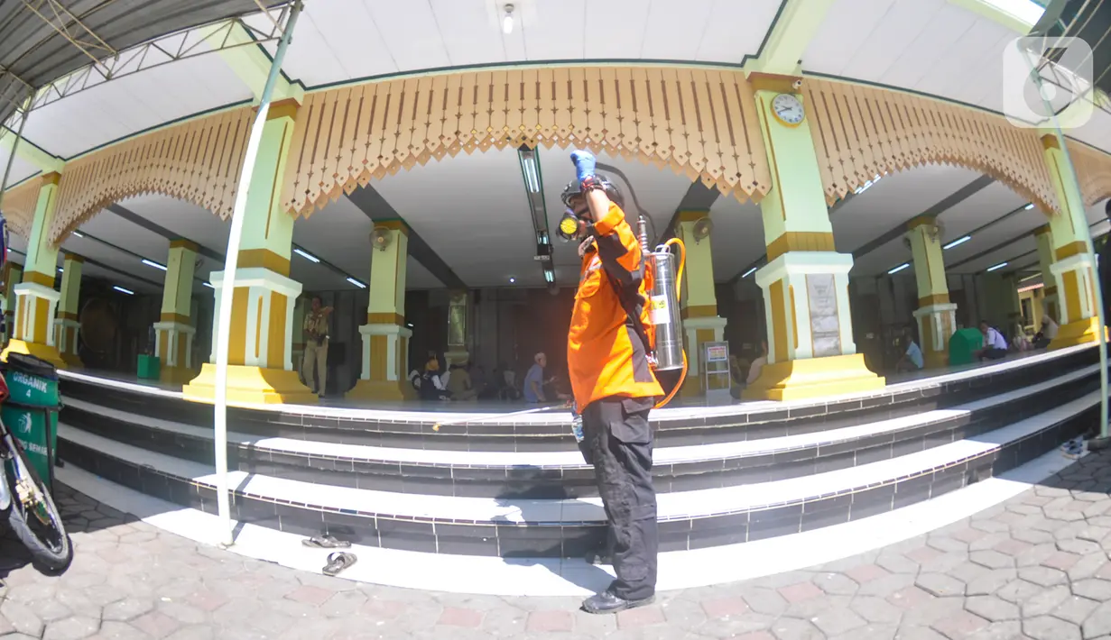 Petugas menyemprotkan cairan disinfektan di Masjid Kauman Semarang,  Jawa Tengah, Senin (16/3/2020). Penyemprotan dilakukan untuk mencegah penyebaran virus corona COVID-19. (Liputan6.com/Gholib)