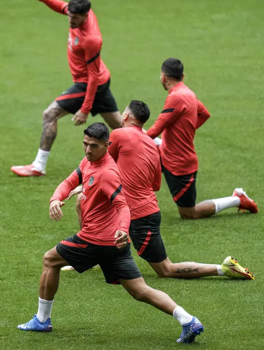 Penyerang Atletico Madrid, Luis Suarez melakukan pemanasan selama sesi latihan di stadion Wanda Metropolitano di Madrid, Selasa (14/9/2021). Atletico Madrid akan menjamu FC Porto di laga pembuka fase Grup B Liga Champions 2021-2022 pada Kamis dini hari, 16 September. (AP Photo/Manu Fernandez)