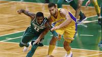 Kyrie Irving bertarung dengan Brook Lopez (AP Photo/Winslow Townson)
