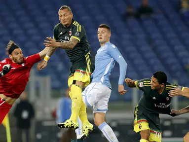Kiper Lazio, Marchetti berusaha menghalau bola sundulan bek AC Milan, Philippe Mexes  (tengah) pada lanjutan liga serie A di Olimpico Stadium, Italia (1/2/2015). AC Milan menang atas Lazio dengan skor 1-3. (REUTERS/Giampiero Sposito)