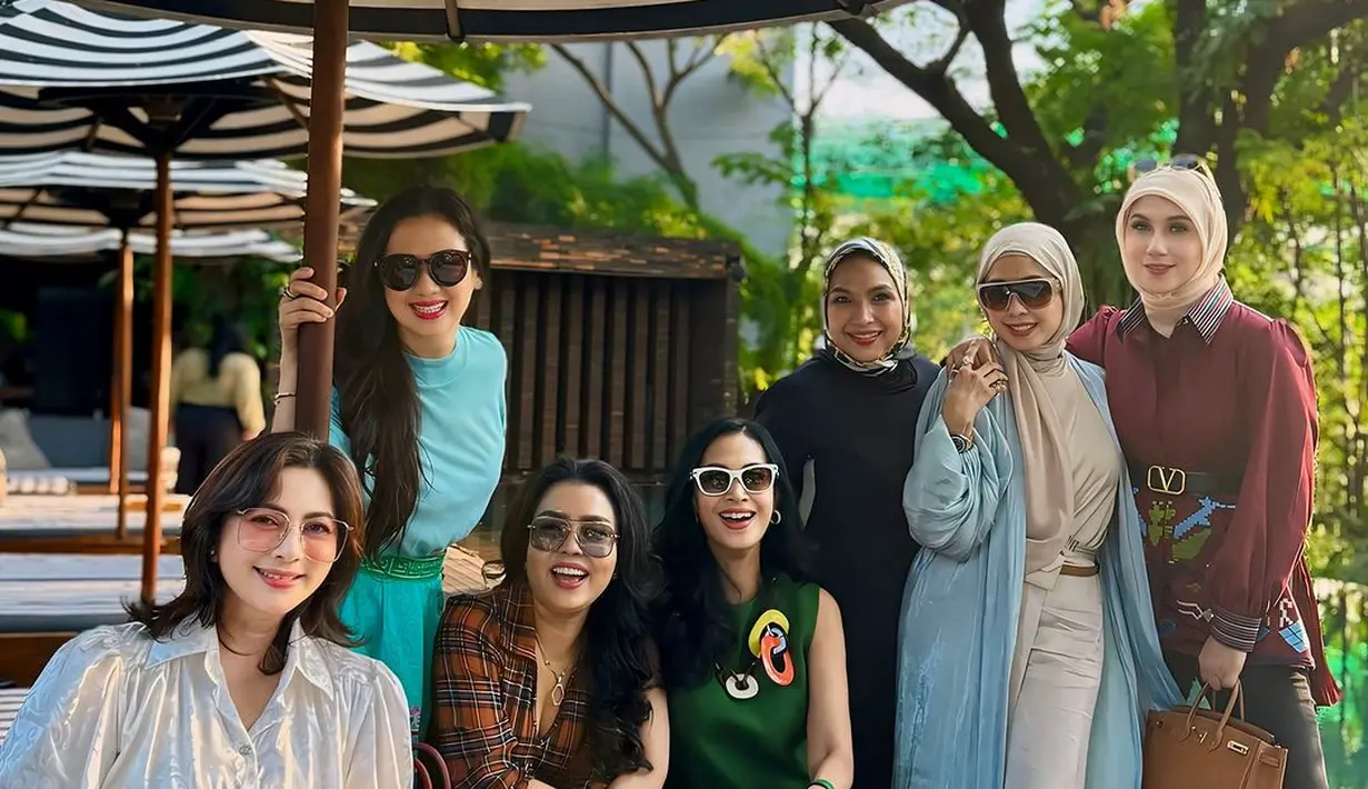 Terlihat Mayangsari menenteng tas Hermès Birkin 30 Rouge Casaque Epsom Gold Hardware yang harganya berkisar Rp280 jutaan [@marinizumarnisreal].