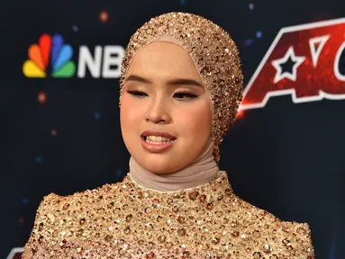 Putri Ariani tiba untuk siaran langsung pada acara semifinal America's Got Talent di Pasadena, California, Amerika Serikat, Selasa (5/9/2023). Putri Ariani tampil berbalut cape gown bernuansa beige yang didominasi sentuhan payet. (Photo by Jordan Strauss/Invision/AP)
