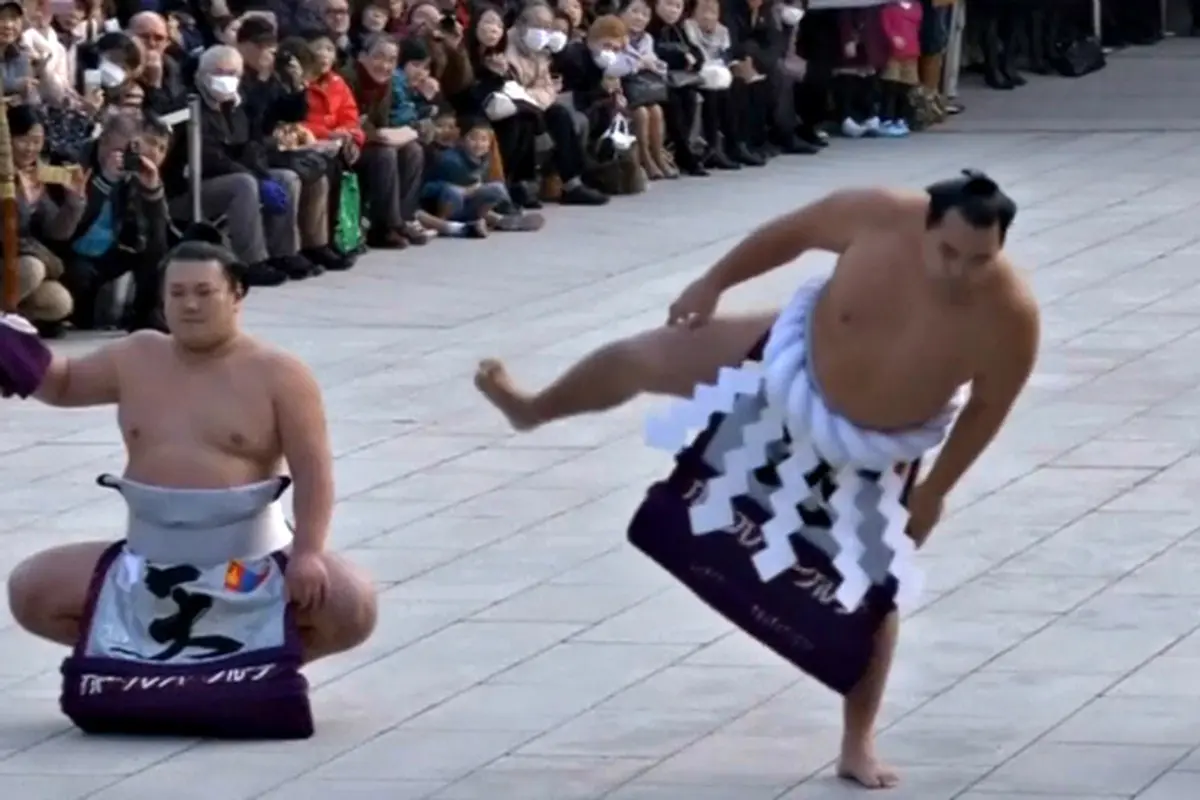 Unik, Hentakan Kaki Untuk Menyambut Tahun Baru *VIDEO