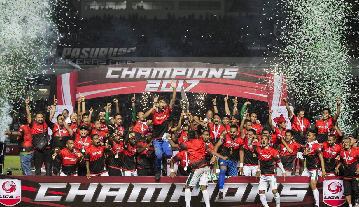 Para pemain Persebaya melakukan selebrasi juara usai mengalahkan PSMS pada laga final Liga 2 di Stadion GBLA, Bandung, Selasa (28/11/2017). PSMS kalah 2-3 dari Persebaya. (Bola.com/Vitalis Yogi Trisna)