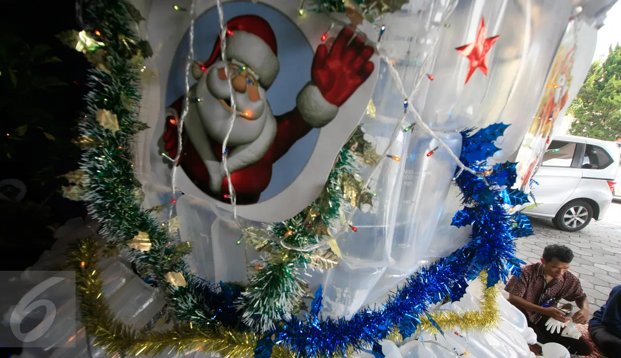 Sejumlah karyawan merangkai limbah medis menjadi pohon Natal di RS Panti Nugroho, Sleman, Rabu (23/12). Ratusan infus, sarung tangan dan masker bekas pakai yang telah disterilkan dirangkai menjadi pohon Natal. (Boy Harjanto)