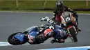 Pebalap Italtrans Racing, Mattia Pasini terjatuh dekat pebalap AGR team, Axel Pons pada sesi pertama pratice Moto 2 Australian Grand Prix di Phillip Island (22/10/2016). (AFP/Saeed Khan)