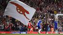 Pemain Arsenal, Theo Walcott merayakan golnya ke gawang Chelsea pada lanjutan Premier League di Emirates Stadium, Minggu (25/9/2016) dini hari WIB. (Reuters/Dylan Martinez)