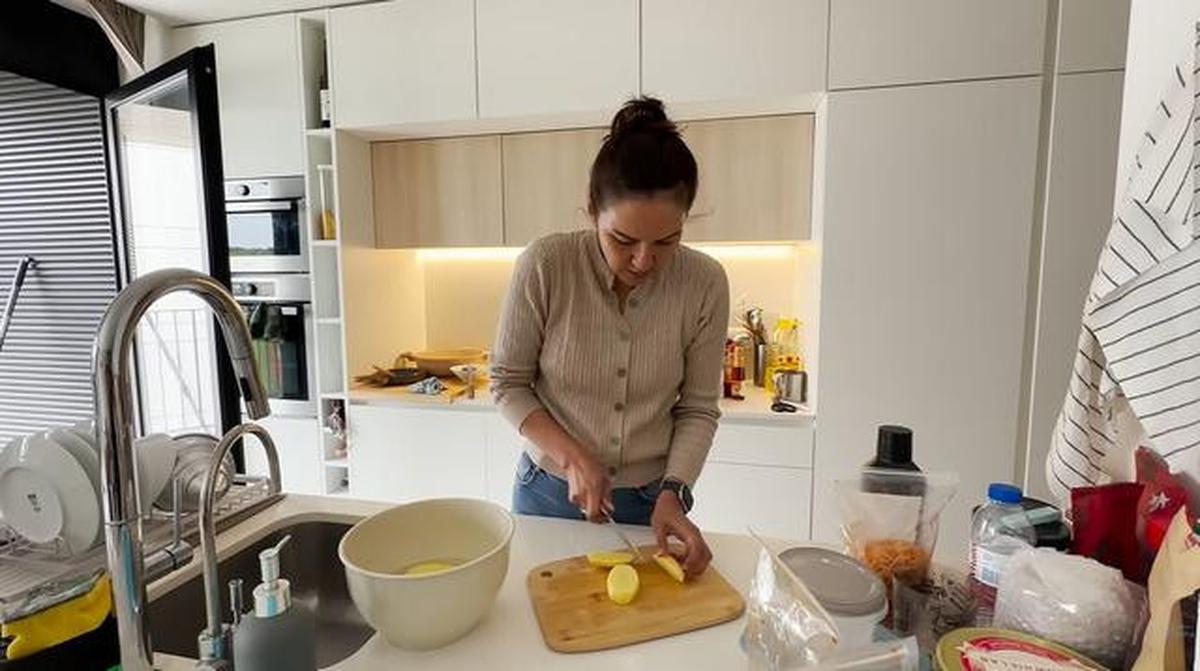 6 Potret Dapur Apartemen Anak Darius Sinathrya dan Donna Agnesia di Portugal, Desain Modern
