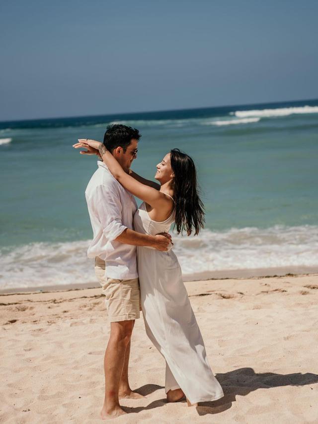 6 Pemotretan Mesra Mike Lewis dan Janisaa Pradja Saat Liburan