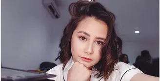 Penyanyi dan pemeran Prilly Latuconsina tampil dengan gaya baru. Penyanyi dan pemeran kelahiran 21 tahun itu tampil baru dengan gaya rambutnya. Banyak yang memuji penampilan Prilly. (Instagram/prillylatuconsina96)