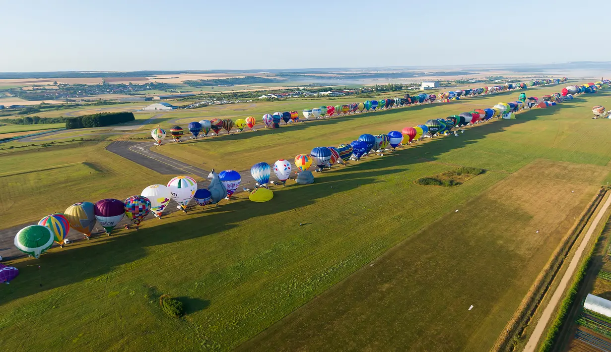 Ratusan balon udara terlihat di pangkalan udara Chambley-Bussieres, Hagéville, Prancis, Senin (29/7/2019). Acara ini menghadirkan lebih dari 400 balon udara. (Jean-Christophe VERHAEGEN/POOL/AFP)