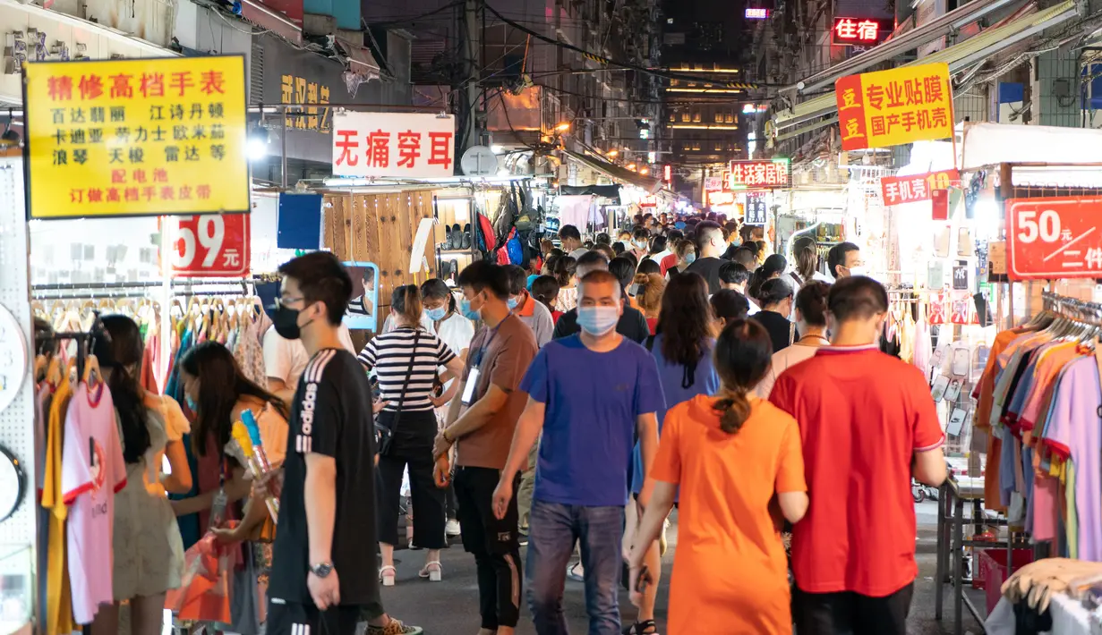 Warga mengunjungi pasar malam di Jalan Baocheng di Wuhan, Provinsi Hubei, China tengah, pada 1 Juni 2020. Kehidupan perkotaan di Wuhan, wilayah yang sempat terdampak parah oleh COVID-19, telah berangsur kembali normal. (Xinhua/Xiong Qi)