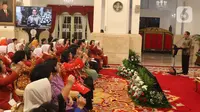 Presiden Joko Widodo atau Jokowi (kanan) memberikan sambutan saat membuka Kongres XXV Wanita Indonesia (KOWANI) di Istana Negara, Jakarta, Selasa (3/12/2019). Dalam kongres tersebut juga dilakukan pemilihan calon ketua umum Kowani yang baru. (Liputan6.com/Angga Yuniar)