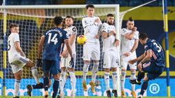 Gelandang Arsenal, Granit Xhaka (kanan), mengambil tendangan bebas dalam laga lanjutan Liga Inggris pekan ke-9 melawan Leeds United di Elland Road Stadium, Leeds, Minggu (22/11/2020). Arsenal bermain imbang 0-0 dengan Leeds United (AFP/Michael Regan/Pool)