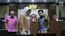 Setya Novanto (kanan) bersama istrinya, Deisti Astriani Tagor bersiap menjadi saksi pada sidang dugaan merintangi penyidikan korupsi e-KTP dengan terdakwa Fredrich Yunadi di Pengadilan Tipikor, Jakarta, Kamis (3/5). (Liputan6.com/Helmi Fithriansyah)