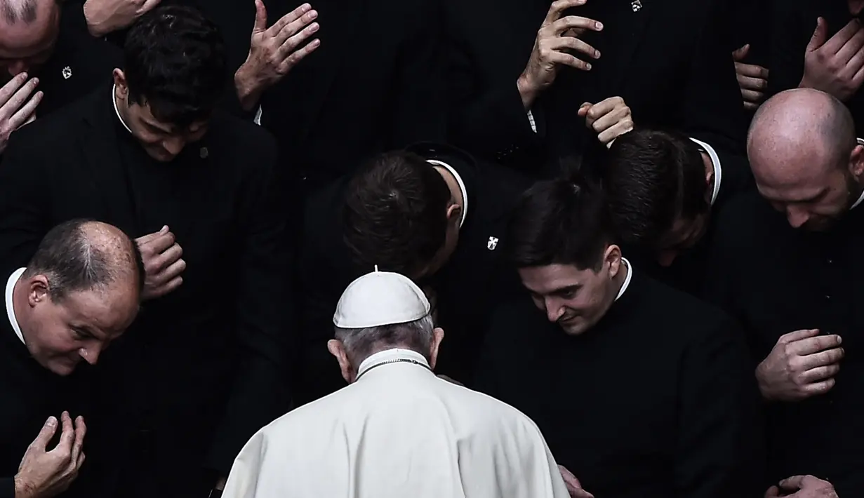 Paus Fransiskus berdoa bersama para imam di akhir audiensi publik terbatas di halaman San Damaso, Vatikan pada 30 September 2020. (Filippo MONTEFORTE/AFP)