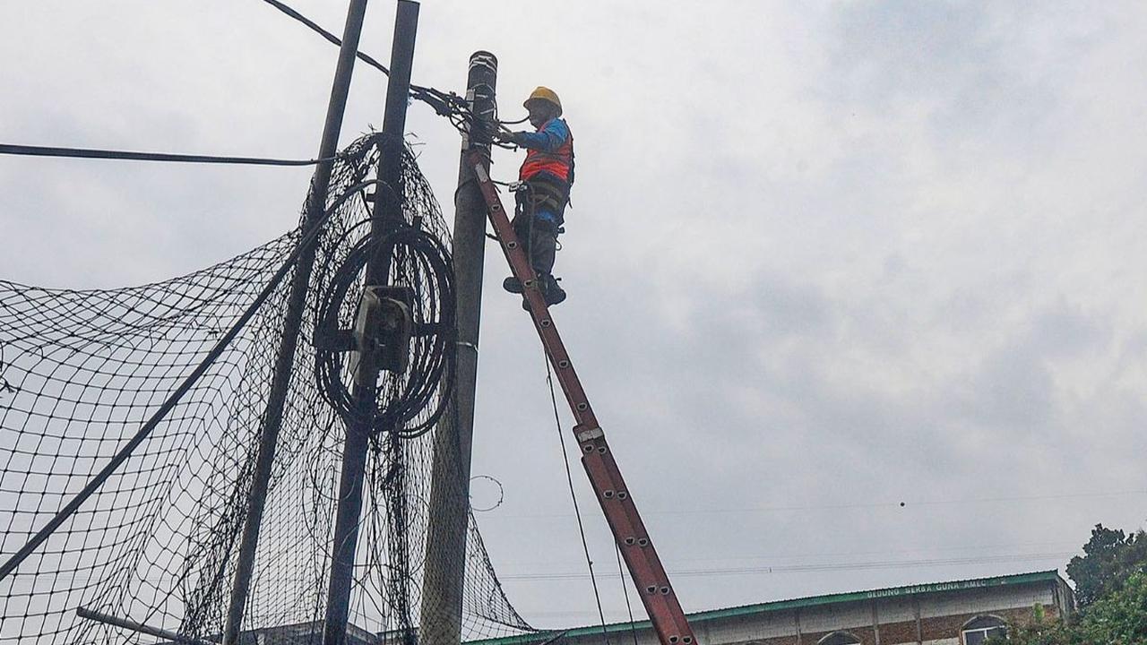 Beruntung tidak ada korban jiwa maupun luka dalam insiden ini.