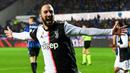 Selebrasi striker Juventus, Gonzalo Higuain setelah mencetak gol keduanya ke gawang Atalanta dalam laga Liga Italia 2019/2020 di The Atleti Azzurri d'Italia Stadium, Bergamo (23/11/2019). Eks striker Argentina ini pernah menjadi bagian Juventus setelah didatangkan dari Napoli pada awal musim 2016/2017 dengan nilai transfer 90 juta euro atau kini setara Rp1,5 triliun. (AFP/Miguel Medina)