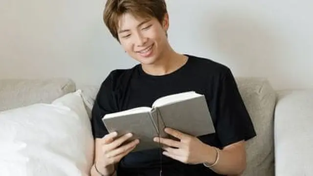 RM BTS Membaca Buku