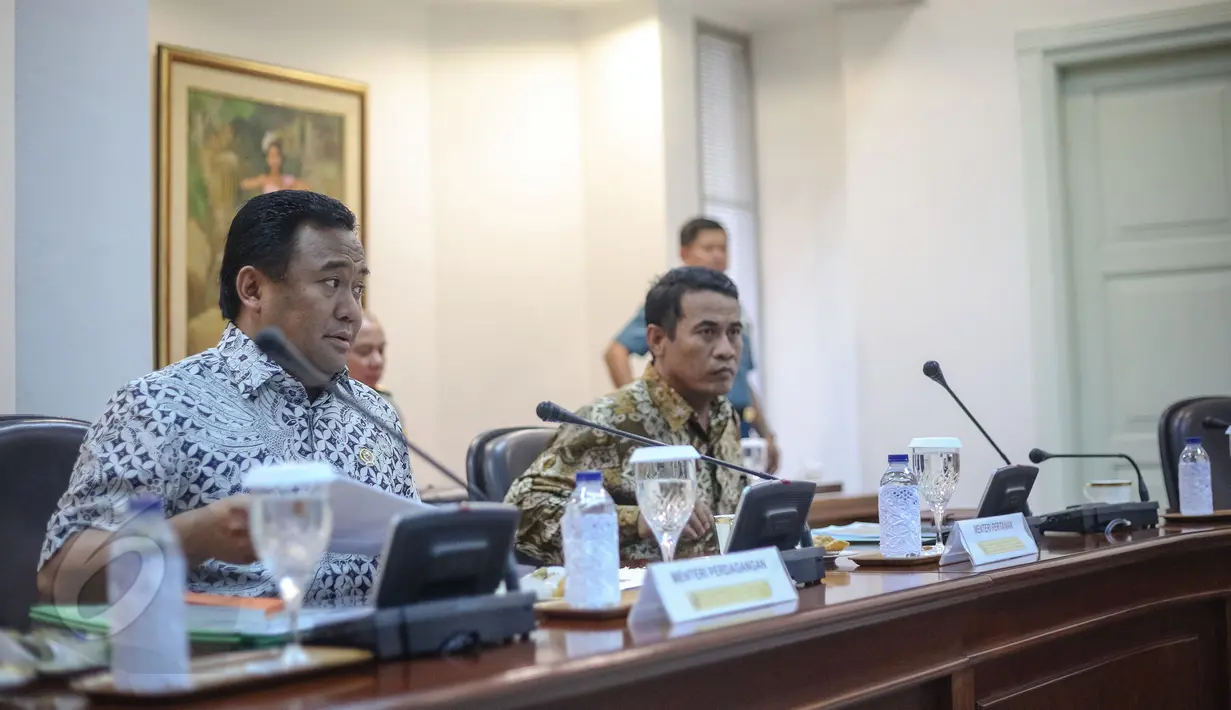 Mendag Rachmat Gobel (kiri) dan Mentan Amran Sulaiman saat mengikuti rapat terbatas di Kantor Kepresidenan, Jakarta, Rabu (3/6/2015). Dalam rapat tersebut dibahas mengenai strategi ketersediaan bahan pokok. (Liputan6.com/Faizal Fanani)