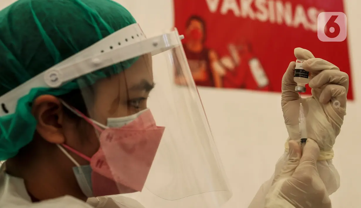 Petugas kesehatan menyiapkan vaksin covid-19 untuk penerima vaksinasi di Gudang Darurat Nasional Palang Merah Indonesia, Jakarta, Kamis (15/7/2021). Vaksinasi yang menargetkan seribu peserta per hari diselenggarakan hingga 17 Juli 2021. (Liputan6.com/Johan Tallo)